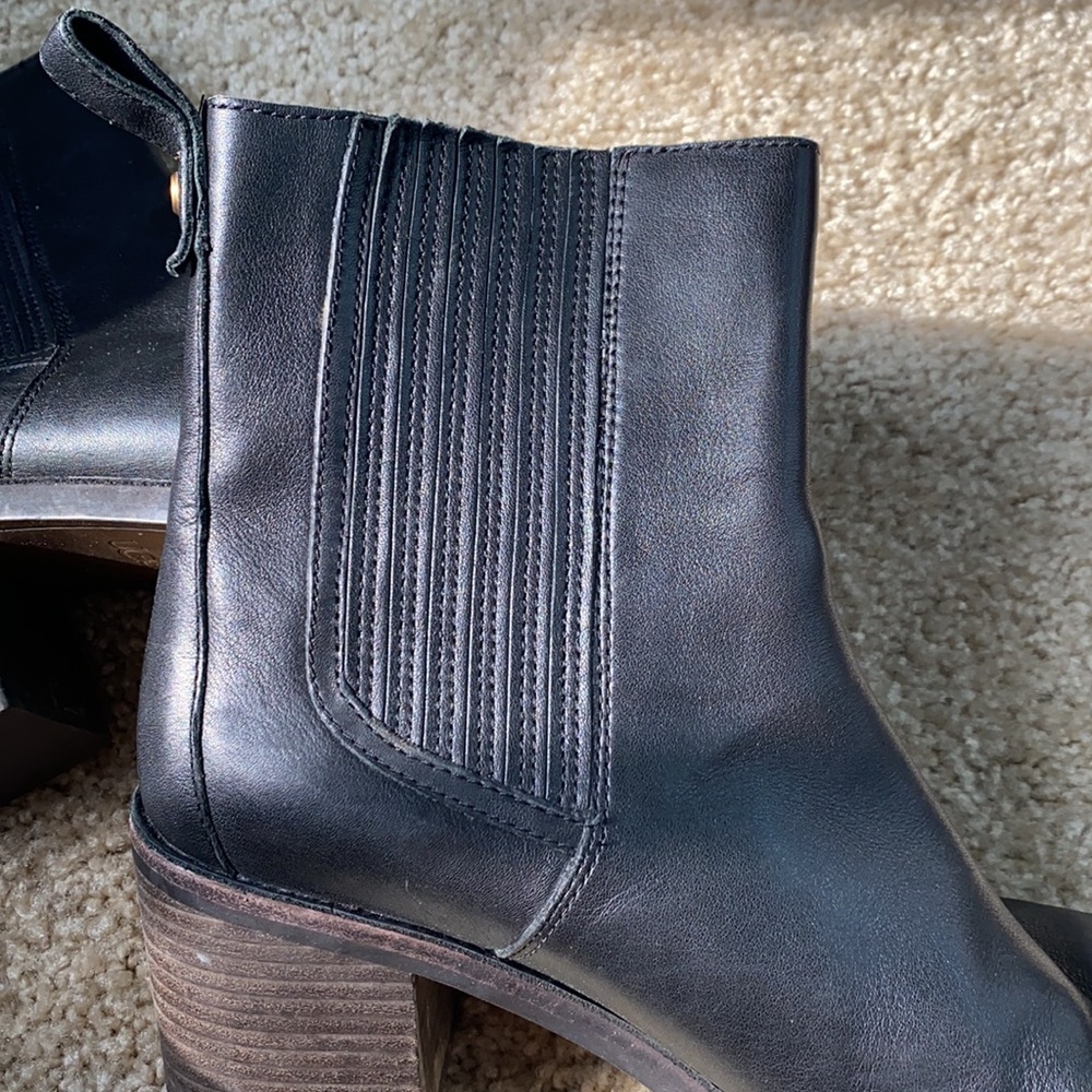 Ugg black boots slightly worn size 9 - Picture 2 of 6